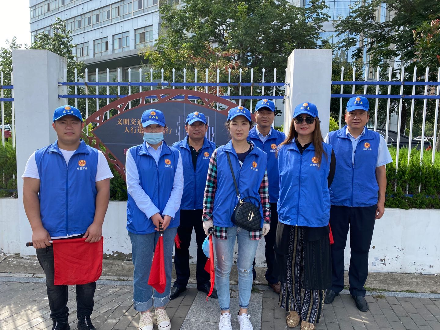 “創(chuàng)建文明城，公交在行動”，公交集團(tuán)完成文明交通志愿者服務(wù)活動